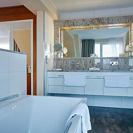 Kluet Hotel